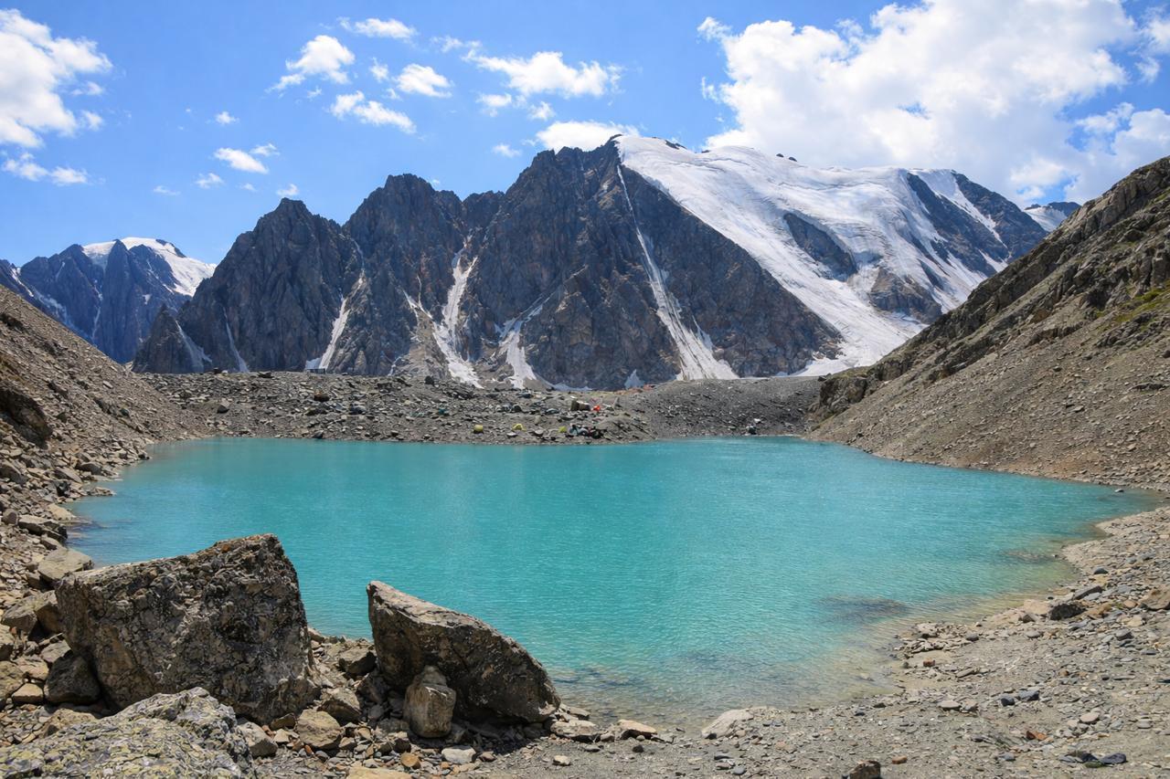 Голубое озеро у ледников Актру